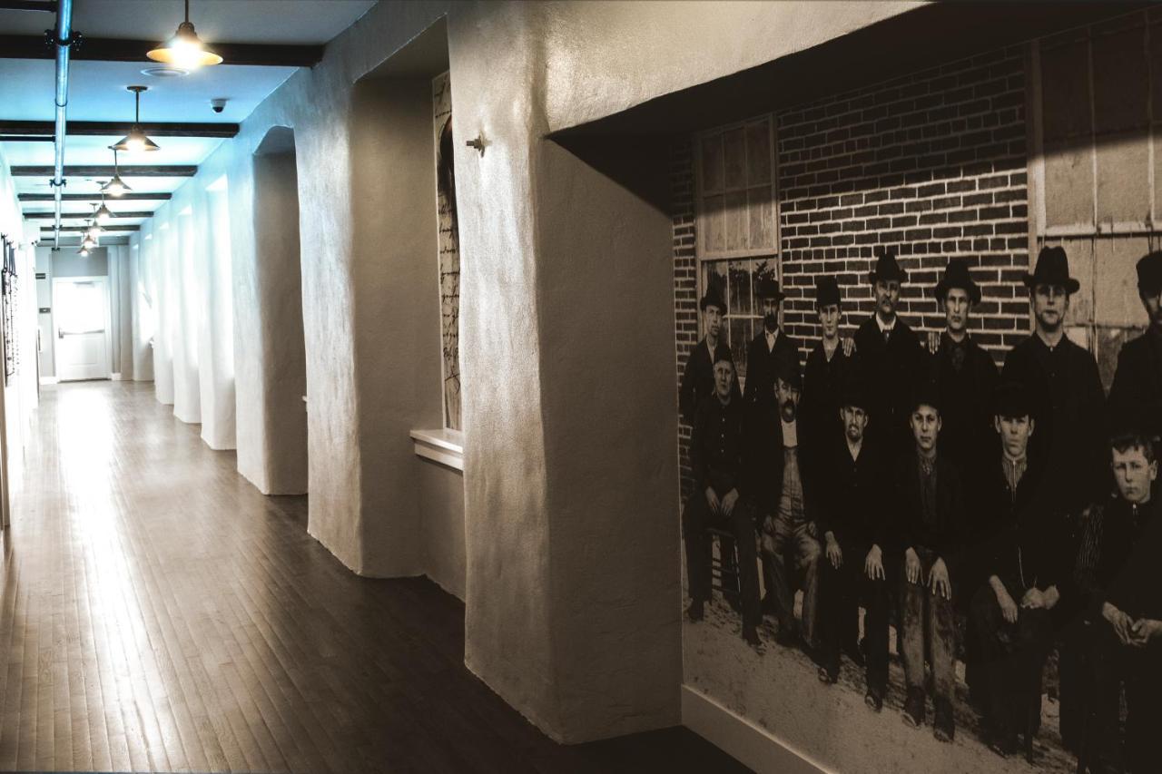 Hotel Millwright Amana Bagian luar foto