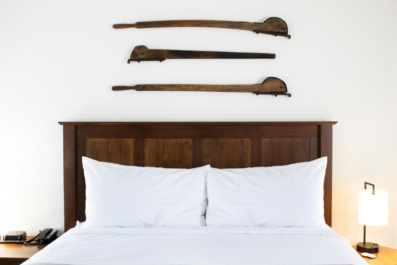 Hotel Millwright Amana Bagian luar foto